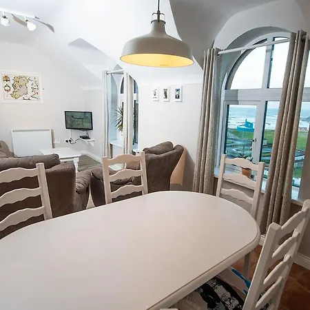 Red Hugh's Hideout - Luxury 2 Bedroom Penthouse With Beach Views *